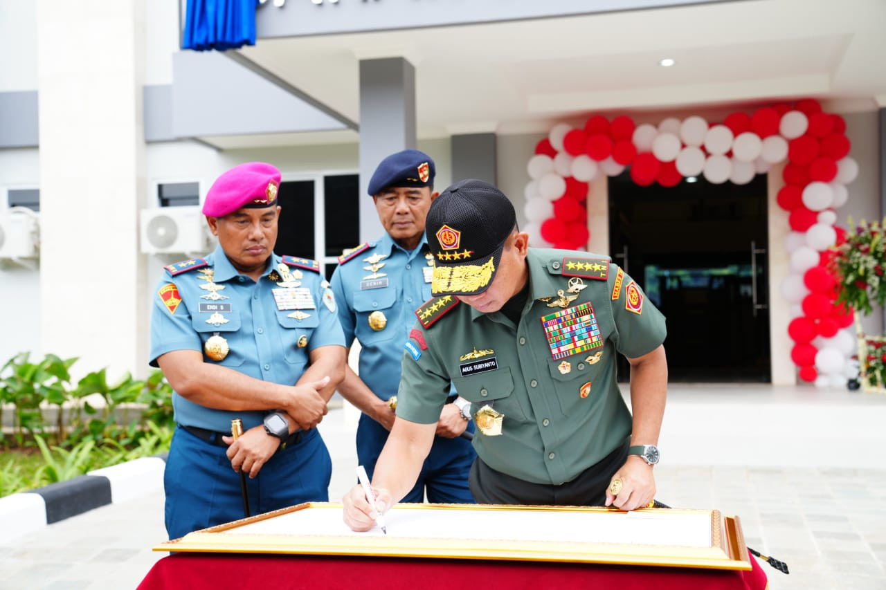 Panglima TNI Resmikan Gedung Trisula Denjaka dan Serahkan Ransus Mobile Dual Ramp System