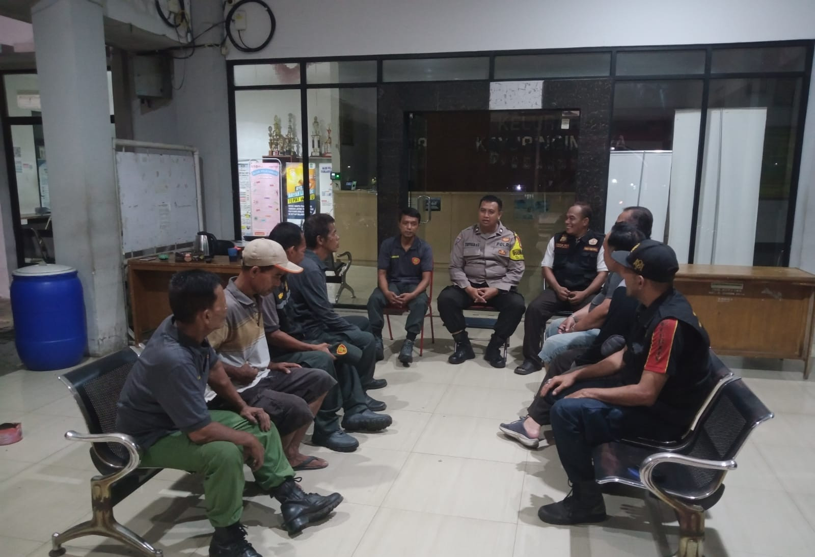 Bhabinkamtibmas Kayuringin Jaya Berikan Pesan Kamtibmas kepada Petugas Keamanan Wilayah
