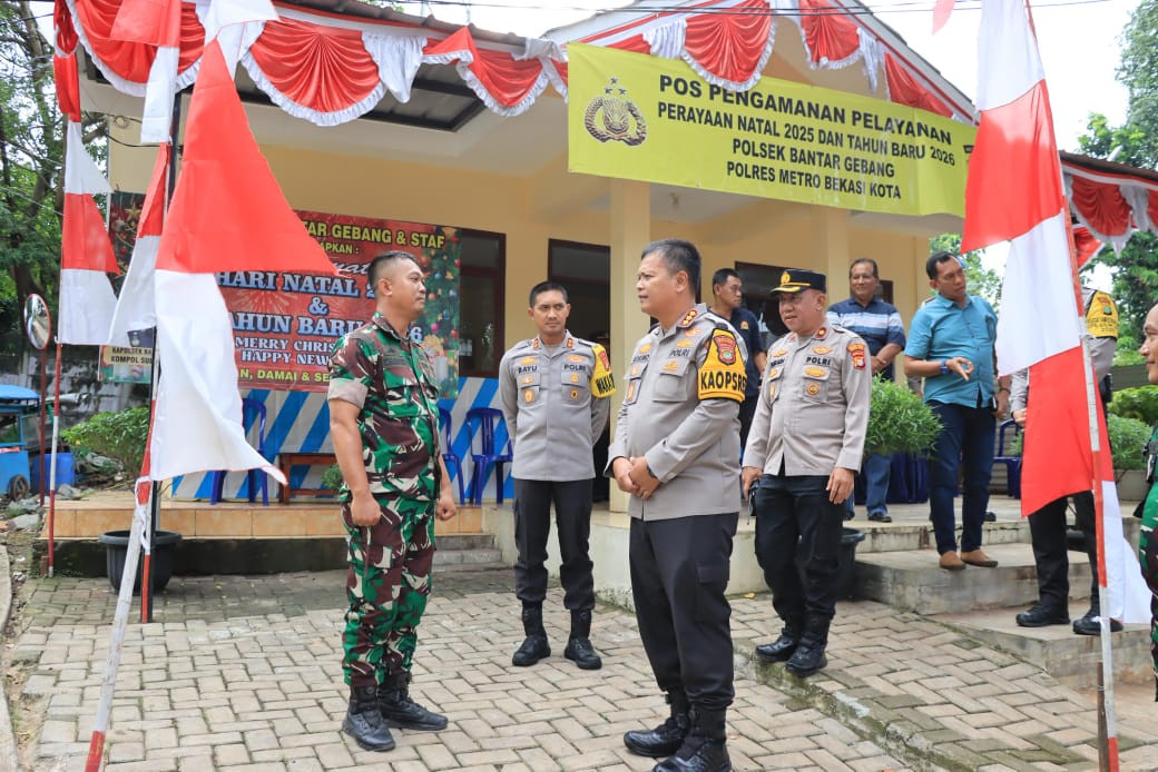 Kapolres Metro Bekasi Kota Cek Kesiapan Posyan Dukuh Zamrud, Pastikan Keamanan Ibadah Natal HKBP Mustikajaya