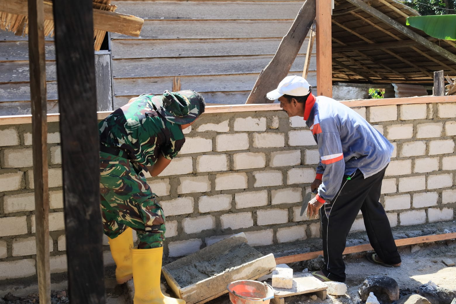 Satgas TMMD ke-129 Kodim 1505/Tidore Bangun Rumah Layak Huni untuk Warga Kurang Mampu di Wasile Tengah