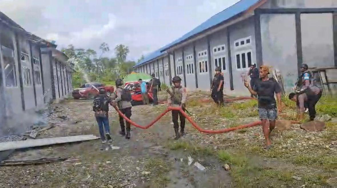Respon Cepat, Tim Tindak Yahukimo Amankan Lokasi Kebakaran di SMA Negeri 2 Dekai