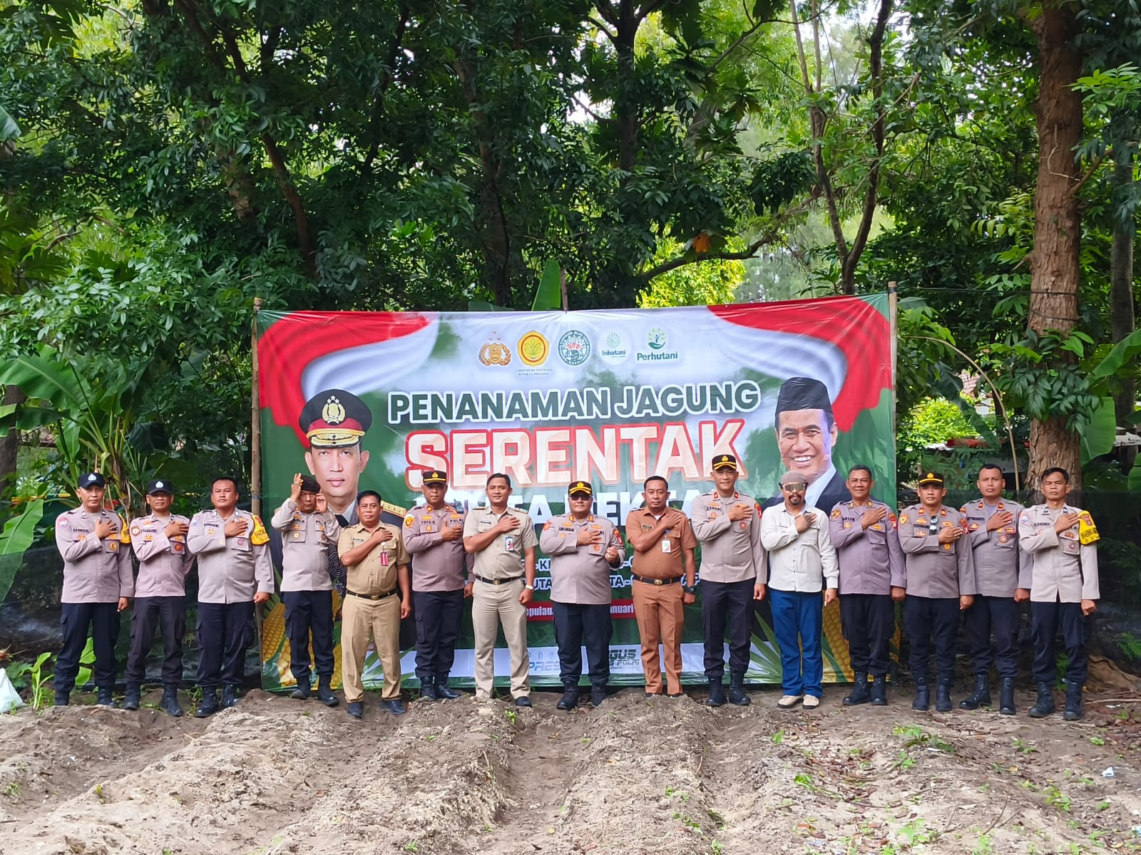 Kapolres Kepulauan Seribu Bersama Pejabat Utama Polres dan ASN Tanam Jagung Serentak di Pulau Panggang