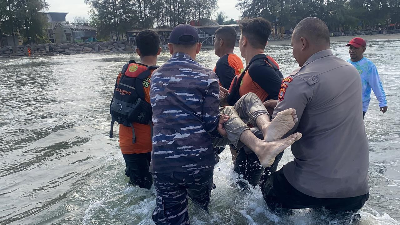 Tim Gabungan Basarnas dan Pos TNI AL Lampulo Temukan Korban Tenggelam di Pantai Ulee Lheue