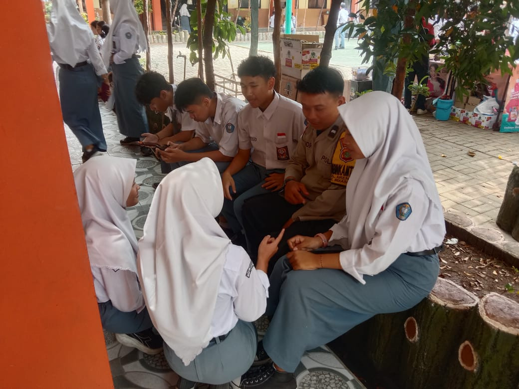 BHABINKAMTIBMAS POLSEK RAWA LUMBU AIPDA ANDIK BERIKAN HIMBAUAN KEPADA PELAJAR