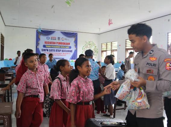 Satgas Ops Damai Cartenz Salurkan Bantuan Seragam Sekolah dan Berikan Edukasi Bahaya Narkoba dan Bijak Bermedia Sosial kepada Pelajar di Sarmi