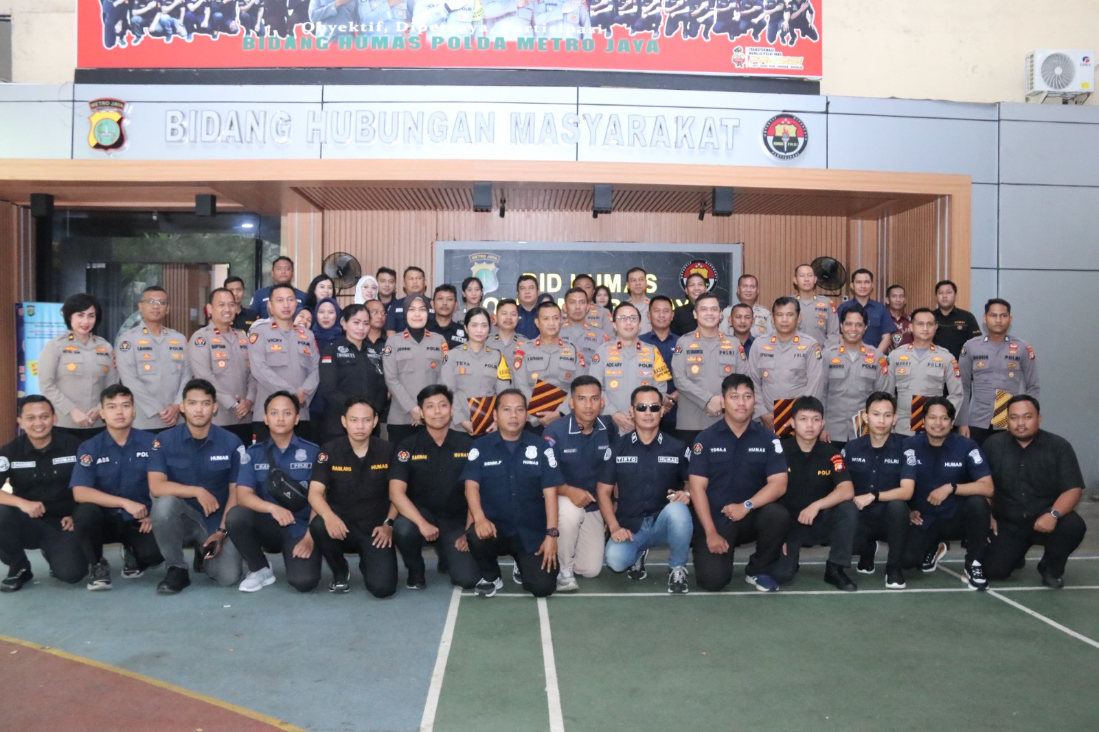 Kabid Humas Polda Metro Jaya Berikan Penghargaan untuk Personel Humas Berprestasi
