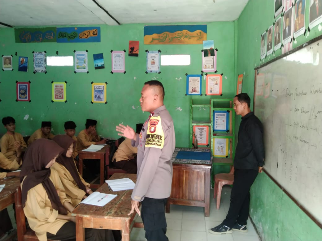Kapolsek Didampingi Bhabinkamtibmas Polsek Cabangbungin Ajak Pelajar MTs Fatahillah Perangi Narkoba Lewat Program “Police Goes To School”