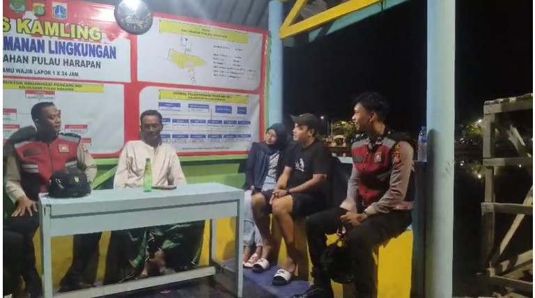Polsek Kepulauan Seribu Utara Bersama Warga Gencarkan Patroli Siskamling untuk Jaga Keamanan Pulau Kelapa