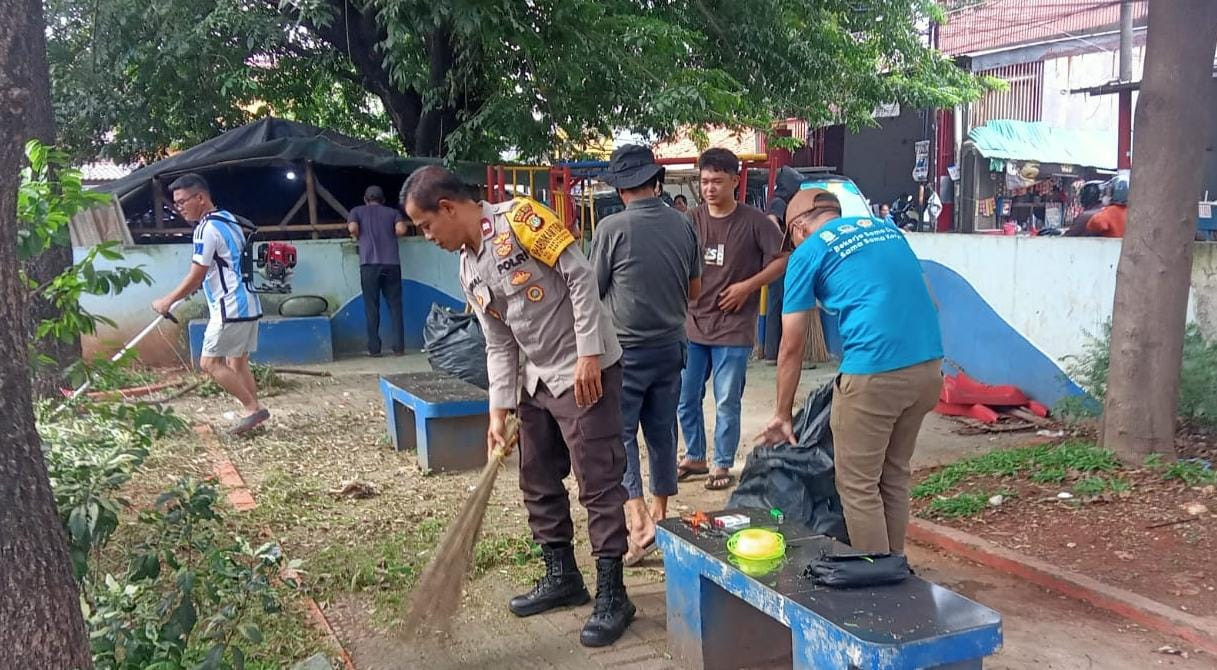 Bhabinkamtibmas Kerja Bakti di Taman Kecamatan Bantargebang