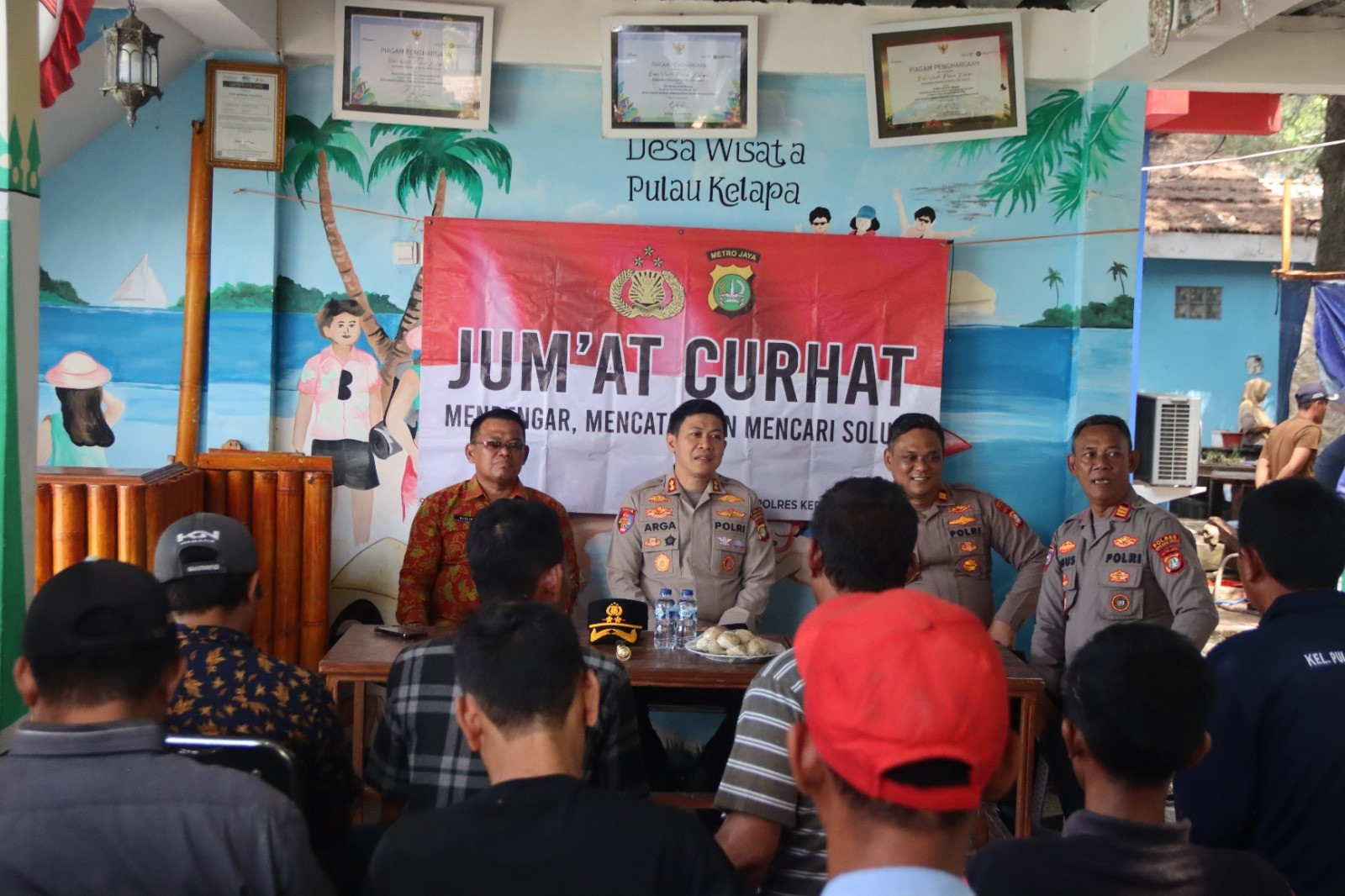 Jumat Curhat di Pulau Kelapa, Polisi Sosialisasikan Layanan 110 dan Ingatkan Warga Waspada Cuaca Laut