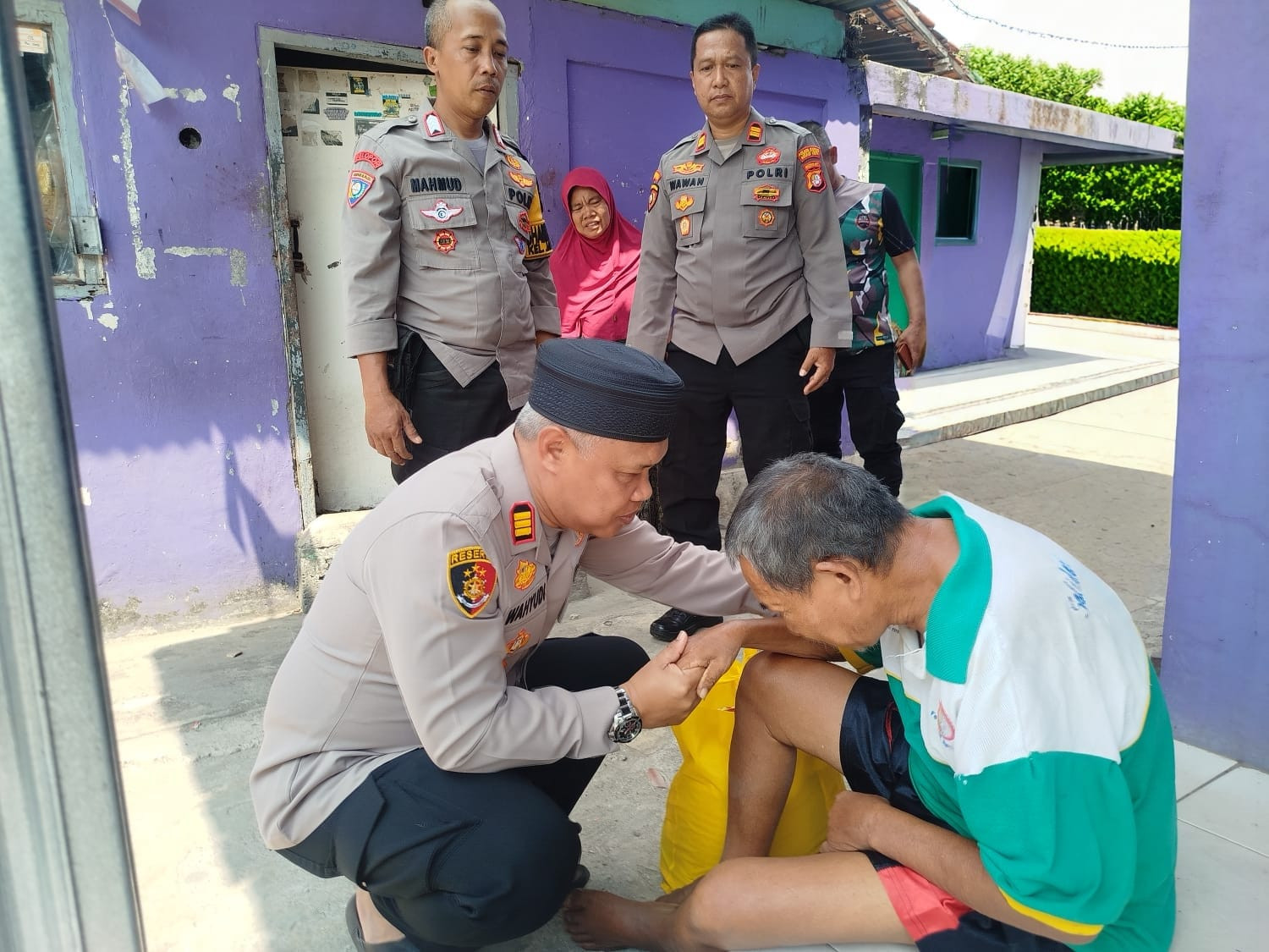 Empati Kepada Sesama, Kapolsek Pondok Gede Kunjungi Warga Sakit dan Lansia di Jaticempaka