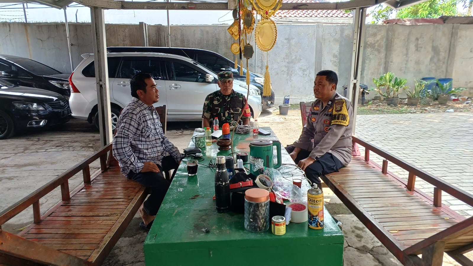 Polsek Bekasi Barat Amankan Penyaluran Bantuan Pangan Non Tunai di Bintara Jaya