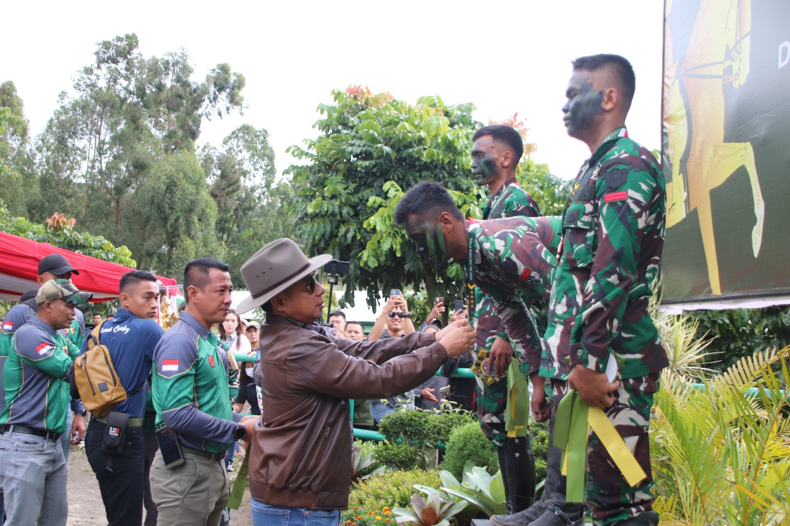 Panglima TNI Buka Lomba  Berkuda Piala Panglima TNI dan Bagikan Sembako di Bandung