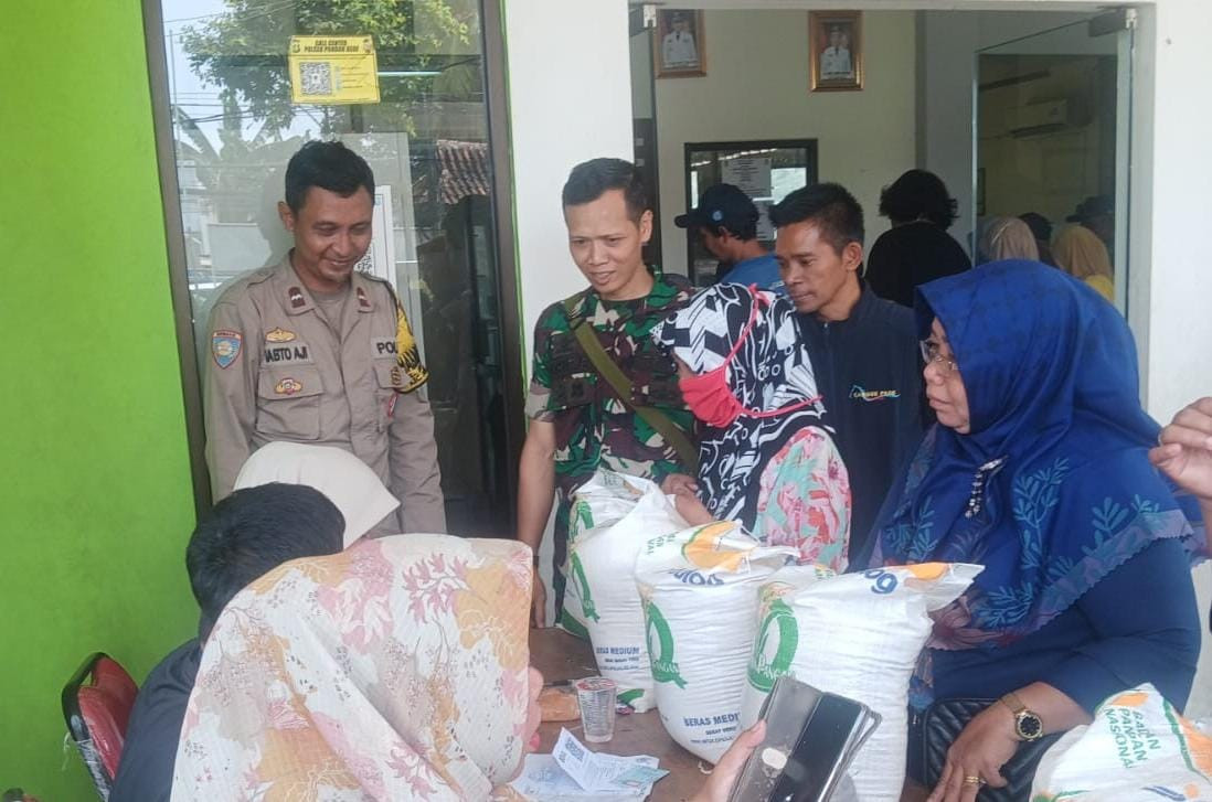Sinergitas TNI-Polri Monitoring Bantuan Pangan Beras Pemerintah Kelurahan Jatimakmur