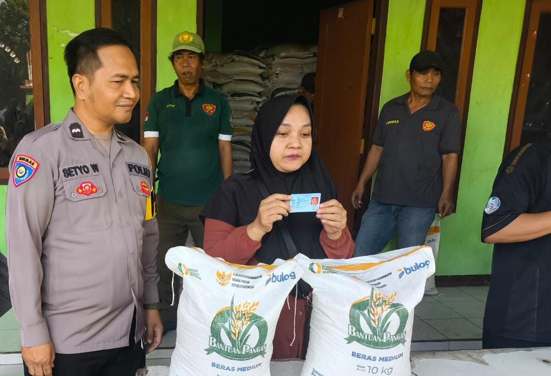 Bhabinkamtibmas Polsek Jatiasih Kawal Penyaluran 2.678 Kantong Beras Bansos di Kelurahan Jatikramat