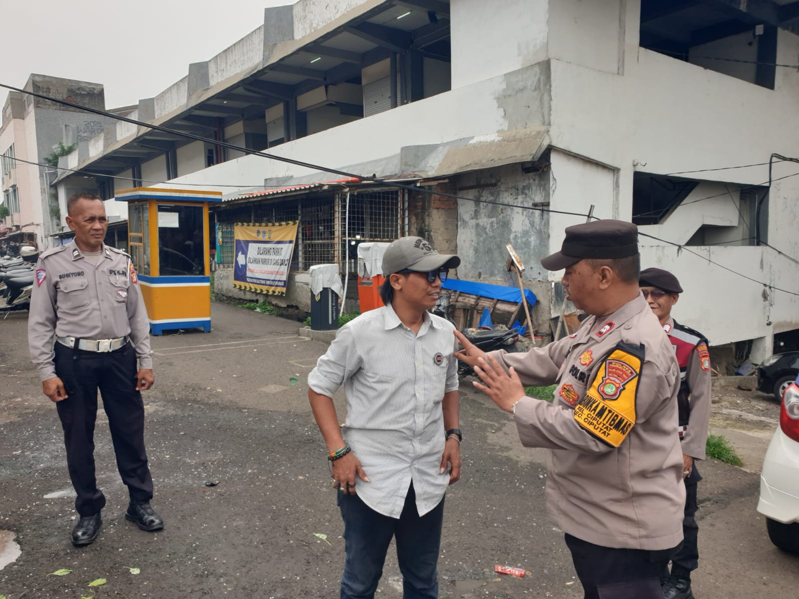 Polsek Ciputat Timur Laksanakan Patroli Strong Point di Pasar Ciputat Untuk Cegah Gangguan Kamtibmas