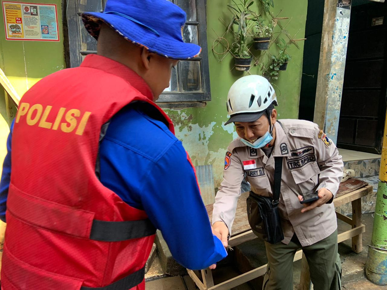 Ditpolairud Polda Metro Jaya Terjunkan Tim SAR Bantu Warga dan Bersihkan Lingkungan Pascabanjir di Kampung Pulo