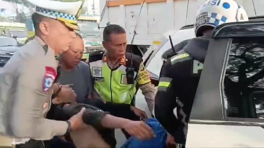 Aksi Cepat Tanggap Kasat Lantas Bekasi Kota, Tangani Korban Kecelakaan di Gunung Putri Bogor