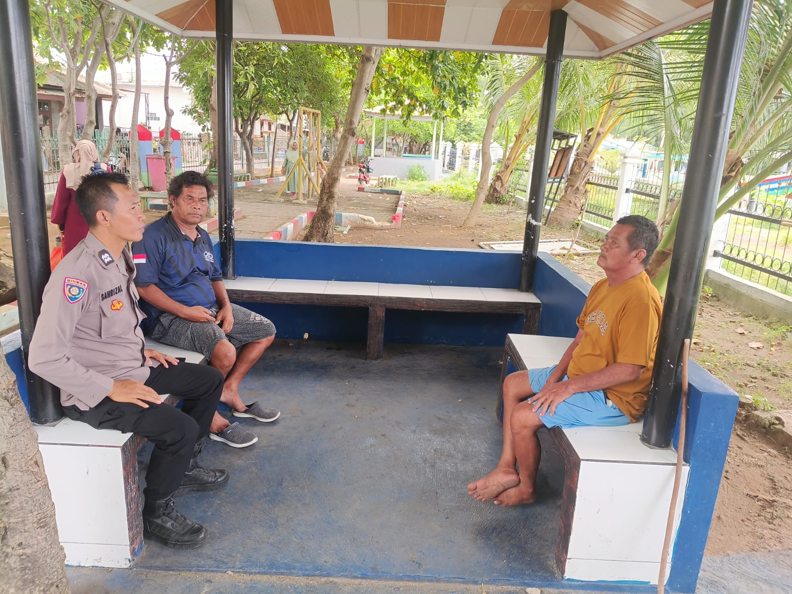 Bhabinkamtibmas Pulau Kelapa Sambangi Warga, Ajak Manfaatkan Layanan Polri 110 dan Perkuat Kamtibmas