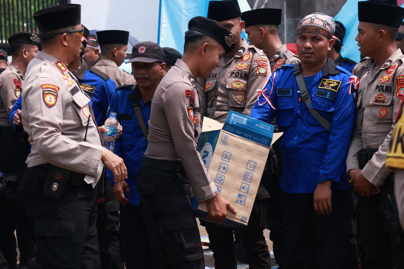 Polisi Bagikan Air Mineral dan Roti di Tengah Aksi Buruh