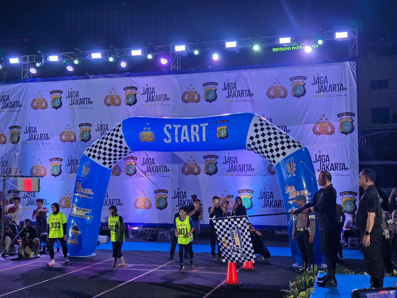 Meriah! Kapolda Metro Jaya Adakan Lomba Lari Malam di Kantor Polisi