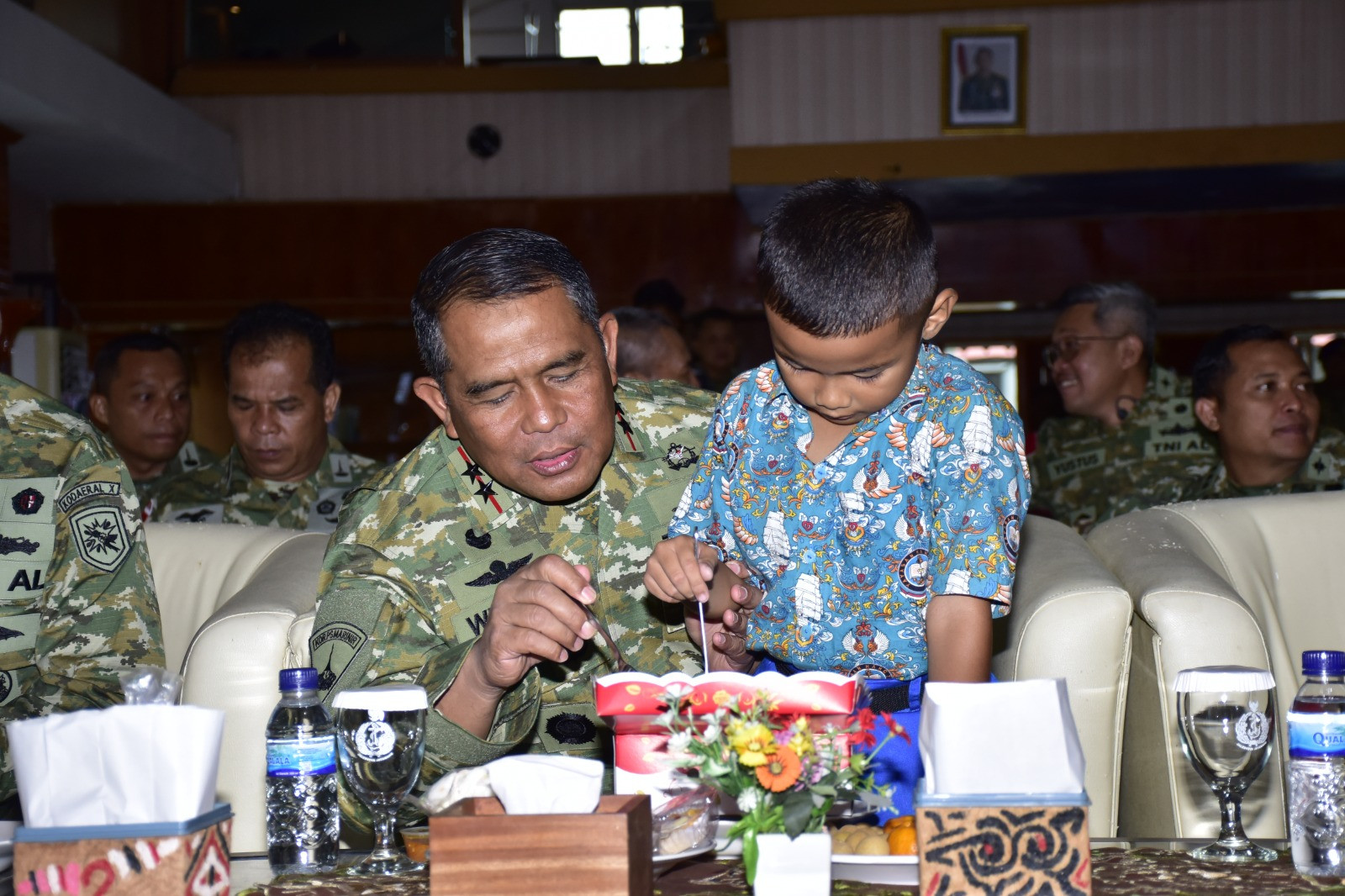 Momen Haru, Dankodaeral X Makan Satu Piring Berdua Denga Siswa TK Hangtuah Jayapura