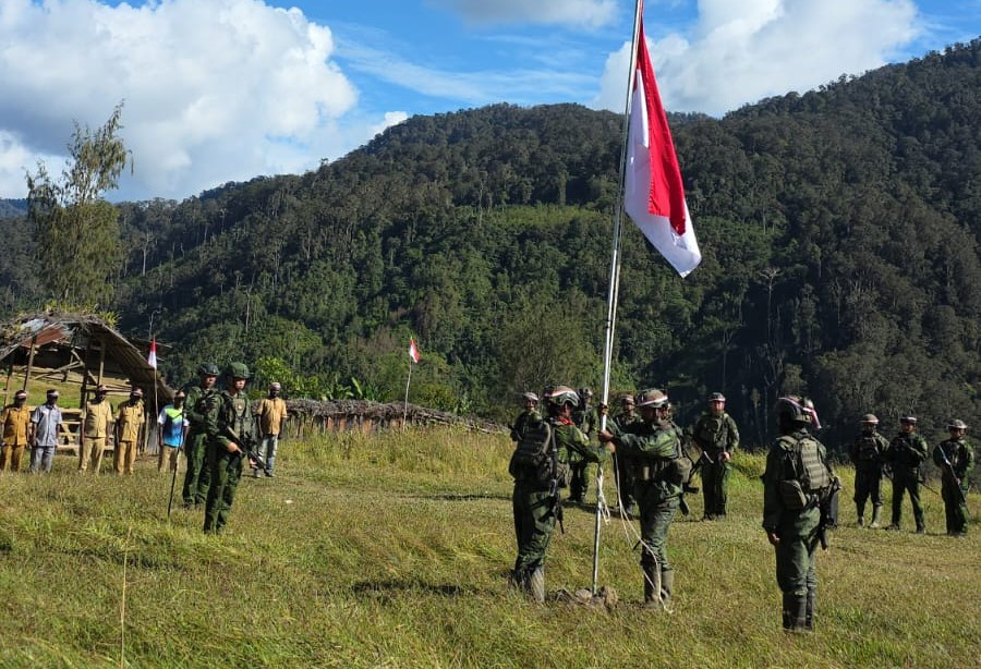 Menembus Keterisolasian Ugimba: Misi Pengabdian Koops TNI Habema Mengibarkan Merah Putih di Kaki Gunung Cartenz