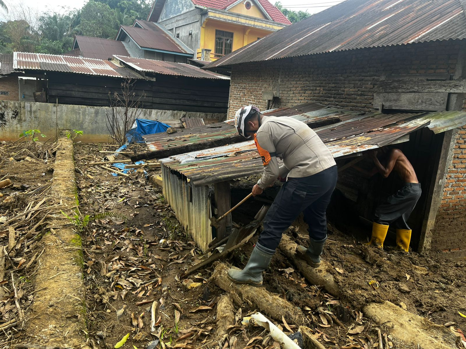 Tim SAR Brimob BKO Polda Sumbar Lakukan Pencarian Korban dan Salurkan Bantuan Banjir di Palembayan