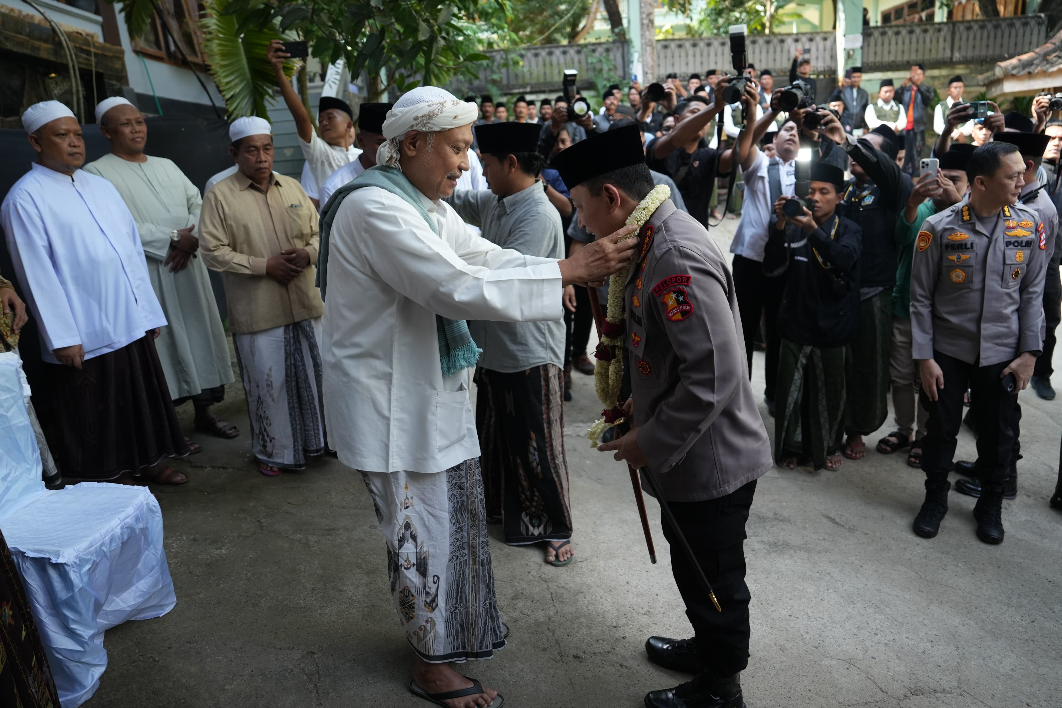 Silaturahmi ke Ponpes Al-Hamidy Banyuanyar, Kapolri: Tanpa Dukungan Ulama Pekerjaan Kami Sangat Berat