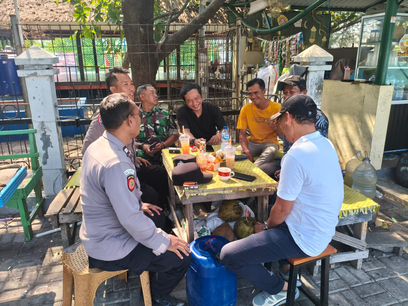 Jaga Jakarta di Pulau Kelapa, Bhabinkamtibmas Sosialisasikan Layanan Polisi 110 Gratis 24 Jam