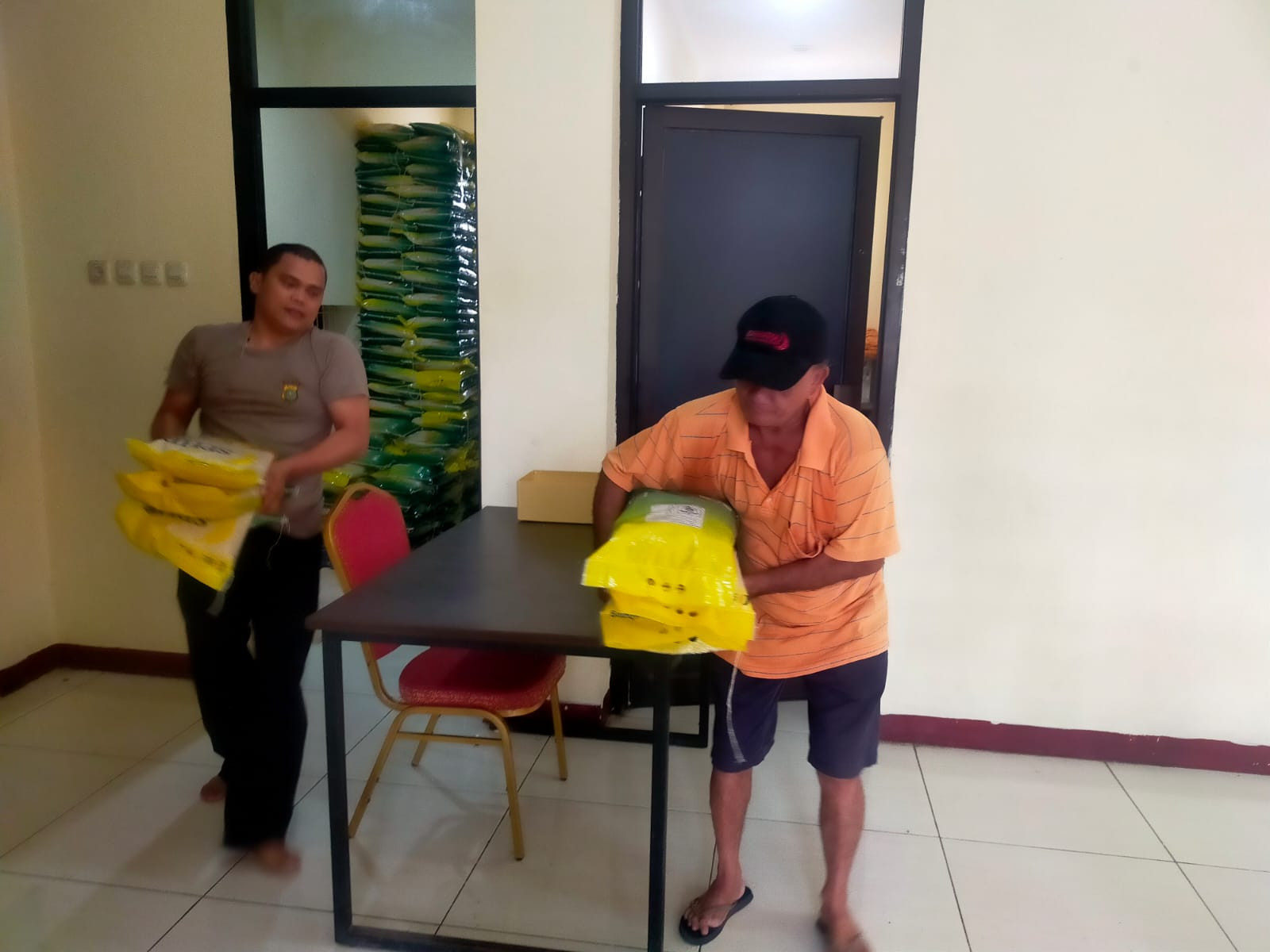 Polsek Jatisampurna Gelar Gerakan Pangan Murah, Ratusan Kantong Beras Terjual