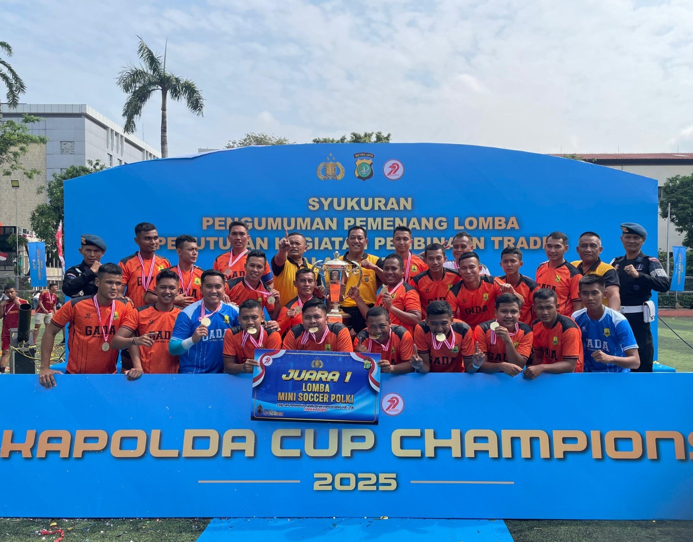 TIM MINI SOCCER SATUAN BRIMOB POLDA METRO JAYA RAIH KEMENANGAN DI GRAND FINAL KAPOLDA CUP 2025