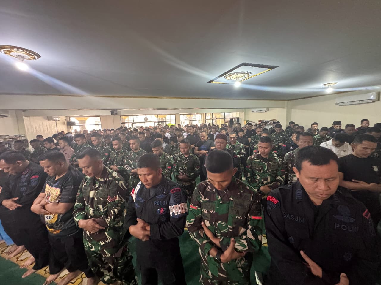 Brimob Polda Metro Jaya Gelar Shalat Ghaib Bersama TNI dan Warga di Masjid At-Taubah