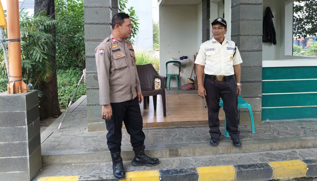 BHABINKAMTIBMAS CIMUNING SAMBANGI POS SATPAM DUKUH JAMRUD, SAMPAIKAN PESAN KAMTIBMAS KEPADA WARGA