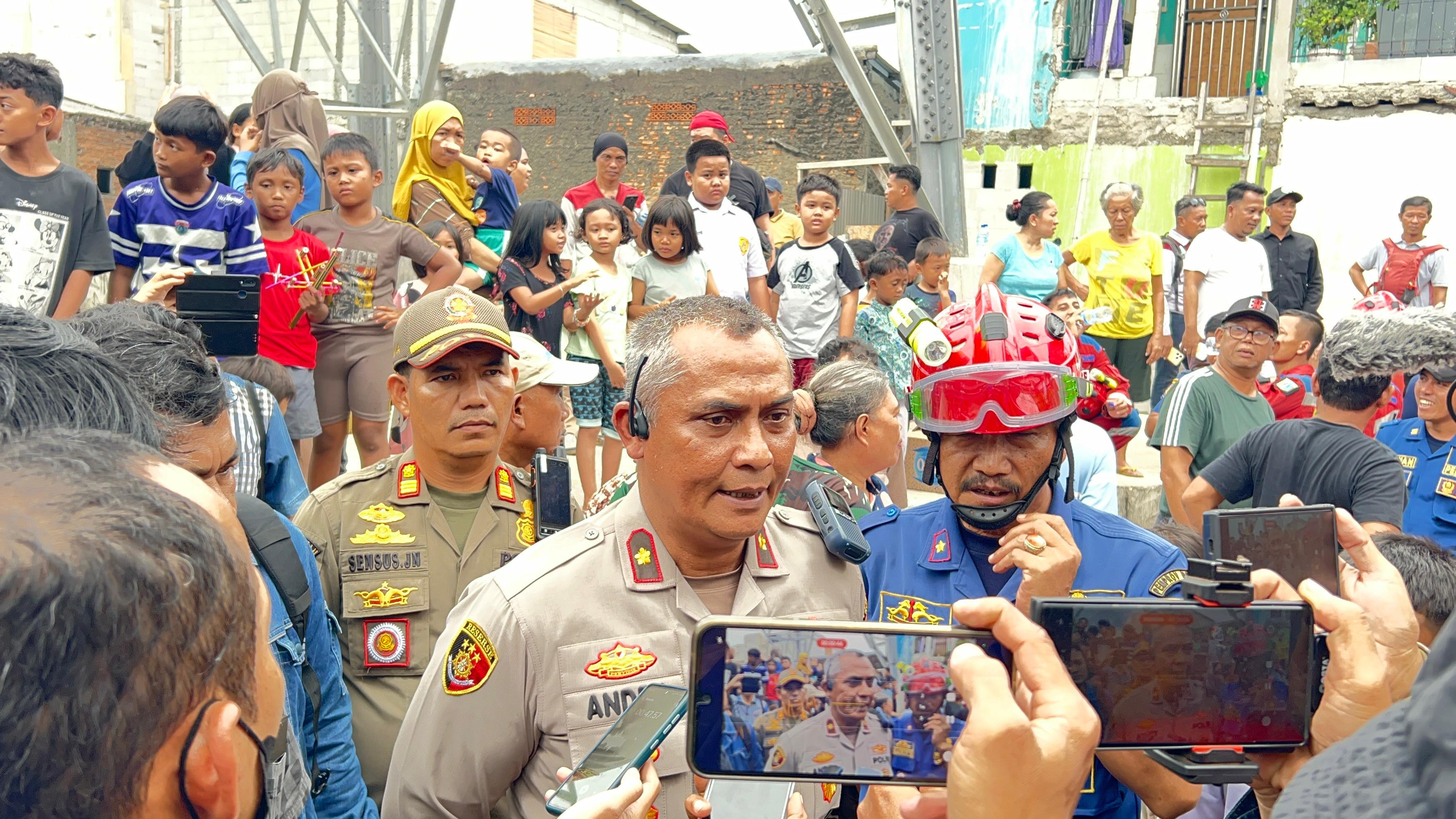 Respon Cepat Polisi Lapor Hotline 110 :Warga Koja Geger Pemuda Diduga Depresi Panjat Tower Sutet 70 Meter