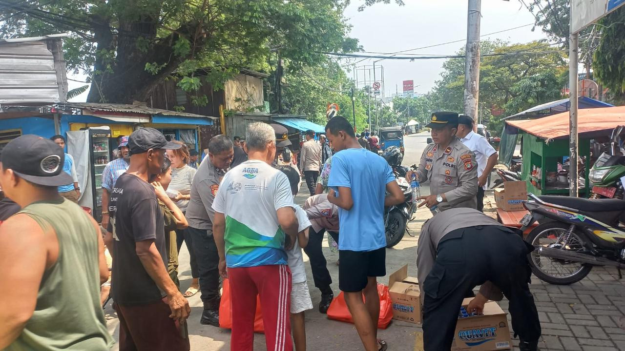 Polres Metro Jakarta Utara Gelar Jumat Peduli di Kampung Muka, Bagikan 300 Paket Makanan