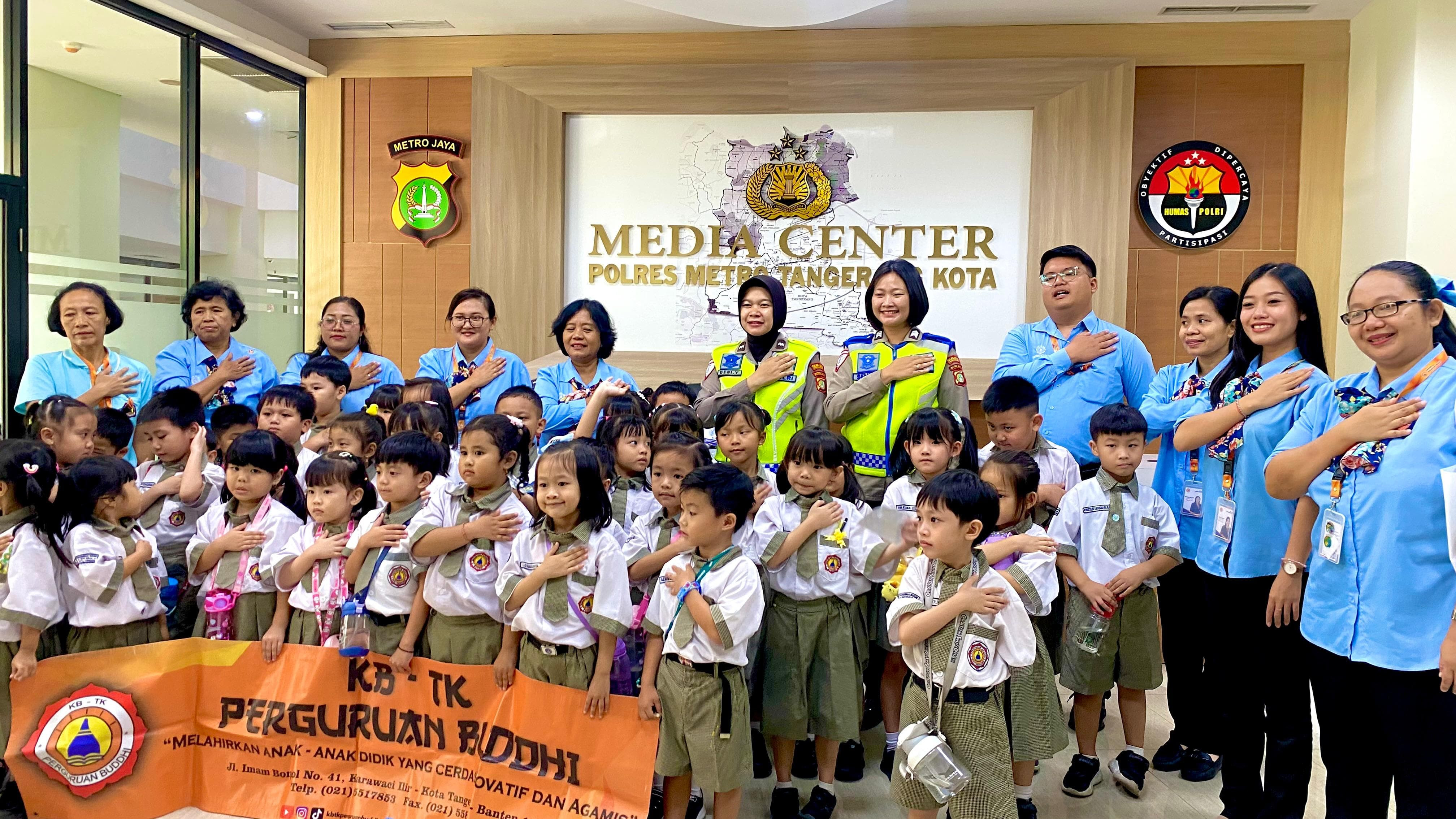 Belajar Tertib Berlalu Lintas Sejak Dini, Murid TK Perguruan Buddhi Kunjungi Polres Metro Tangerang Kota