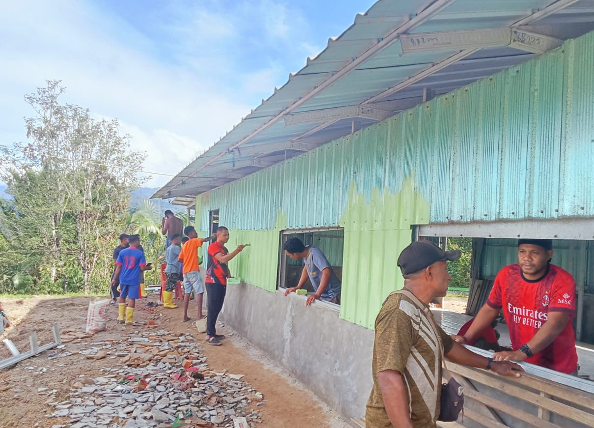 Semangat Gotong Royong, Satgas TMMD 126 Lanjutkan Pengecatan dan Pemasangan Keramik Gereja Advent