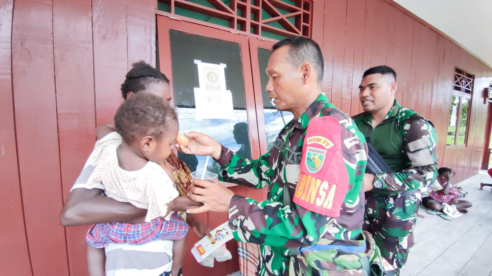 Peduli Kesehatan Ibu dan Bayi, Satgas TMMD Gelar Posyandu dan Berikan Makanan Tambahan