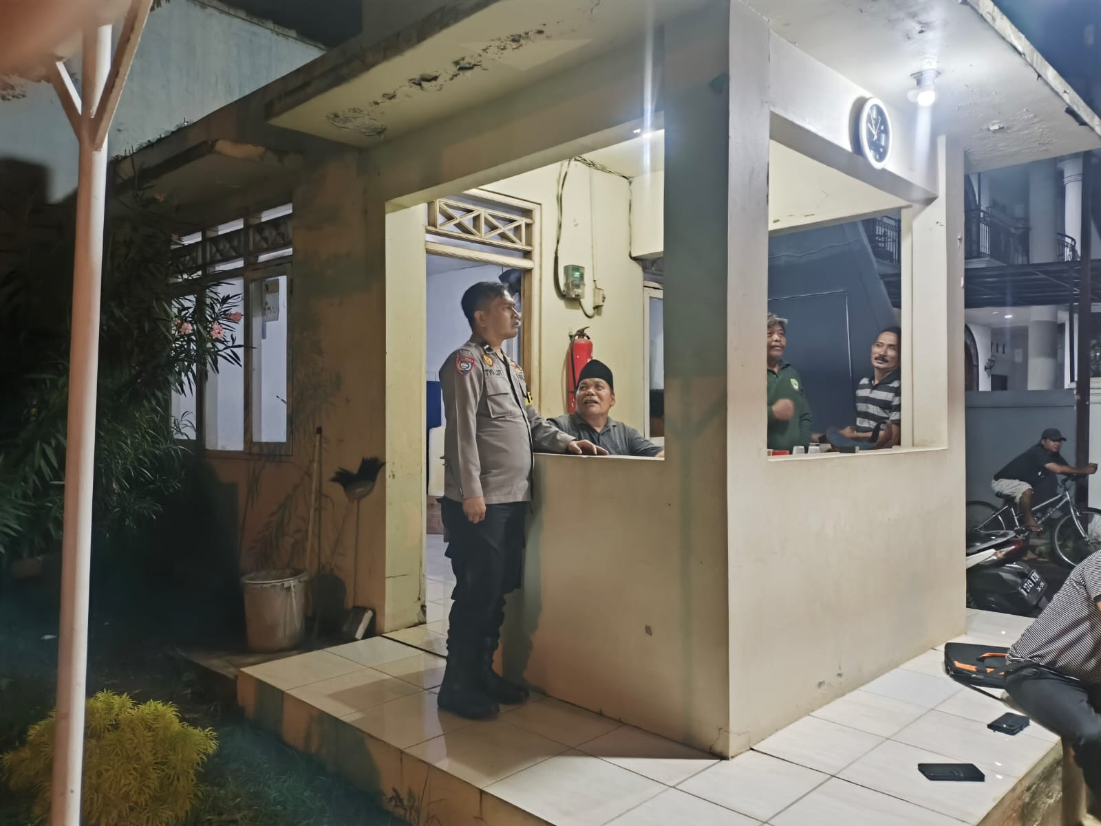 Perkuat Kemitraan dengan Warga dan Petugas Keamanan, Bhabinkamtibmas Polsek Jatiasih Intensifkan Sambang Wilayah