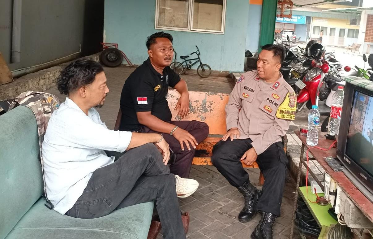Bhabinkamtibmas Kelurahan Kotabaru Jalin Silaturahmi dengan Warga, Tegaskan Komitmen Jaga Kamtibmas