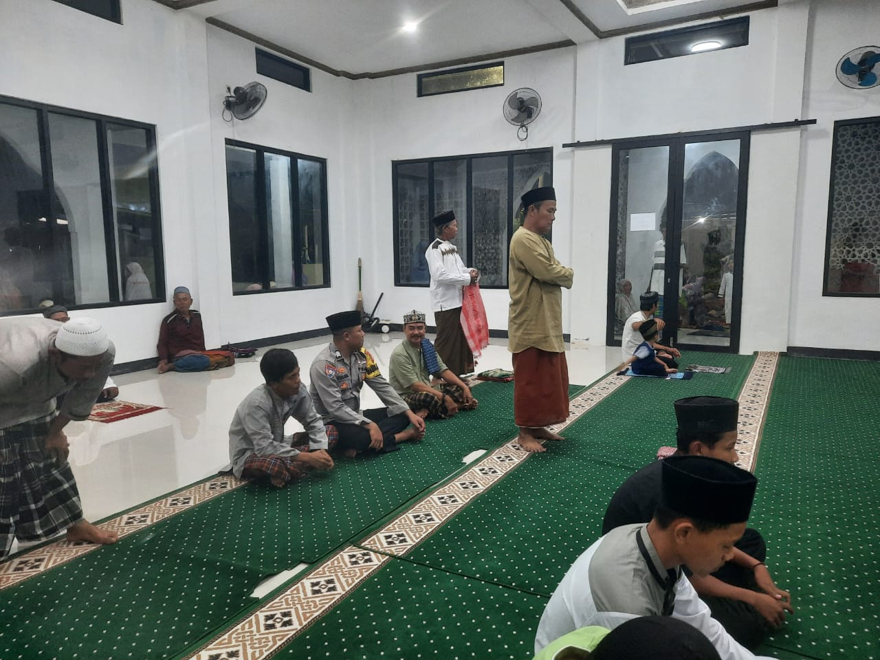 Bhabinkamtibmas Pulau Lancang Sholat Tarawih Bersama Warga di Mushollah Nurul Ikhlas