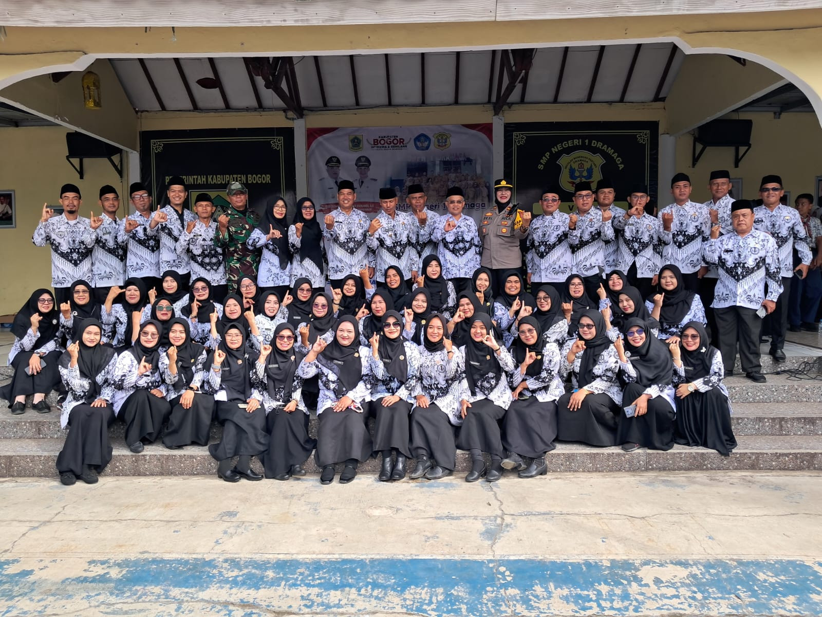 Kapolsek Dramaga Hadiri Upacara Peringatan Hari Guru Nasional Tahun 2025 Bersama  Forkompimcam, Sampaikan Edukasi Serta Himbauan Jaga Kondusifitas Wilkum Polsek Dramaga