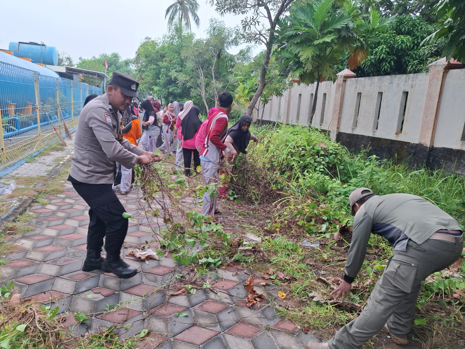 Bersatu untuk Lingkungan, Warga RW 03 Pulau Tidung Gelar Kerja Bakti Bersama Polri