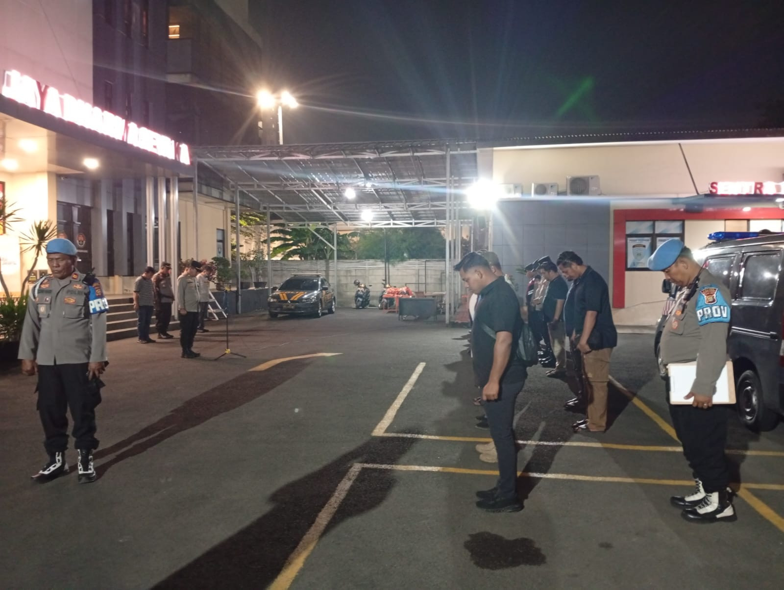 Jaga Jakarta - Jaga Lingkungan Polsek Kelapa Gading Gelar Apel KRYD, Perkuat Patroli Malam Minggu
