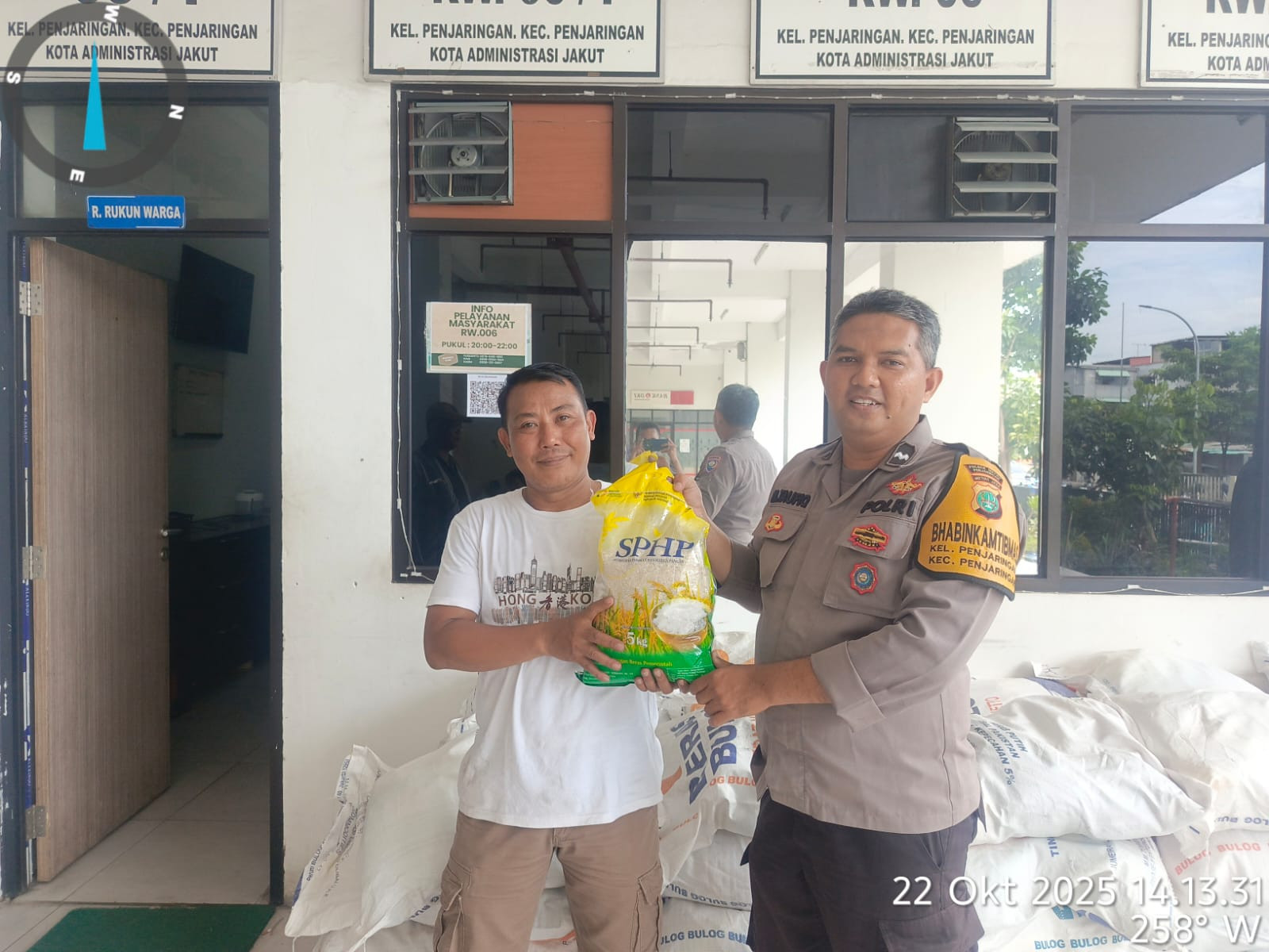 Polsek Metro Penjaringan dan Bulog Dukung Gerakan Pangan murah  " Jaga Jakarta dan Jaga Lingkungan " melalui Penyaluran Beras SPHP untuk Warga