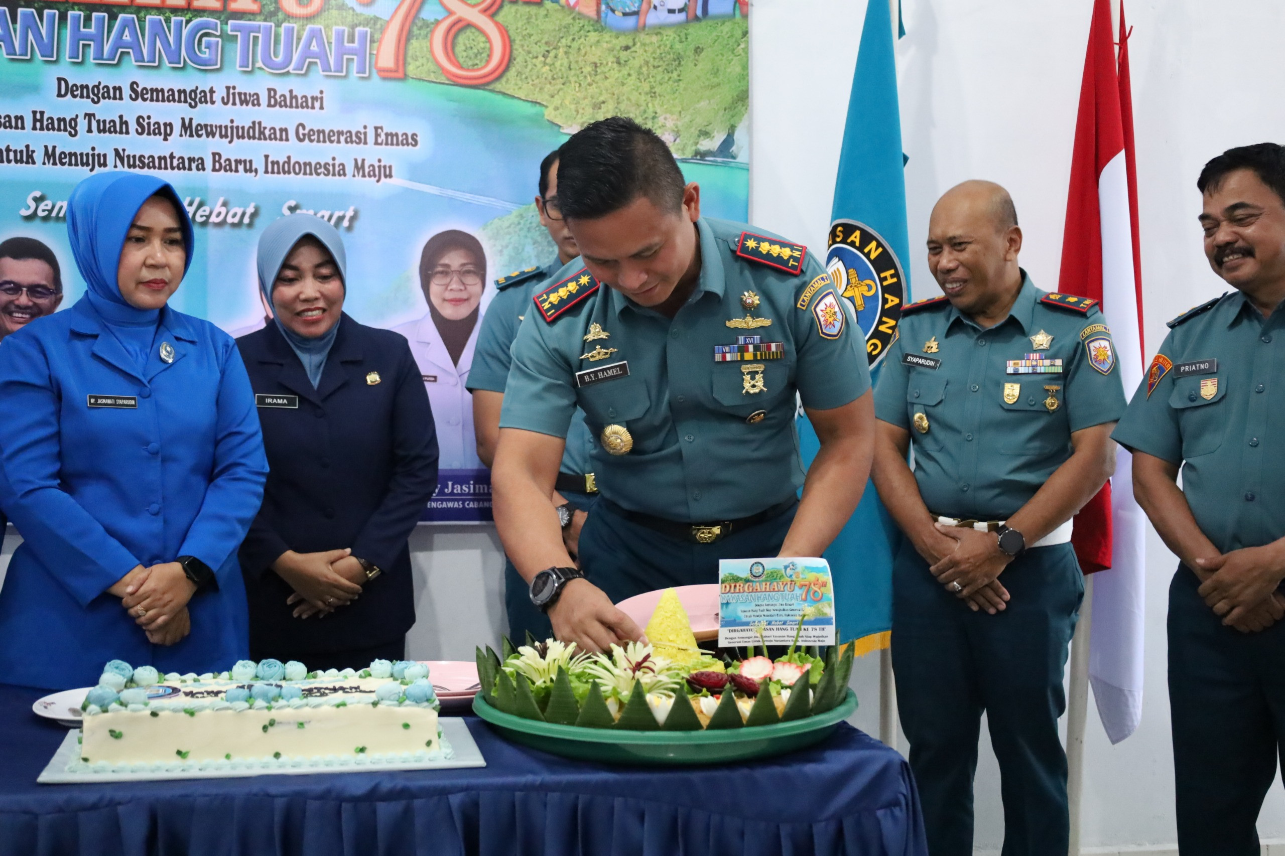 Hadiri Syukuran Dirgahayu Yayasan Hang Tuah Ke-78, Danlanal Dumai Serahkan Tumpeng Kepada Ketua Pengurus Perwakilan YHT Dumai