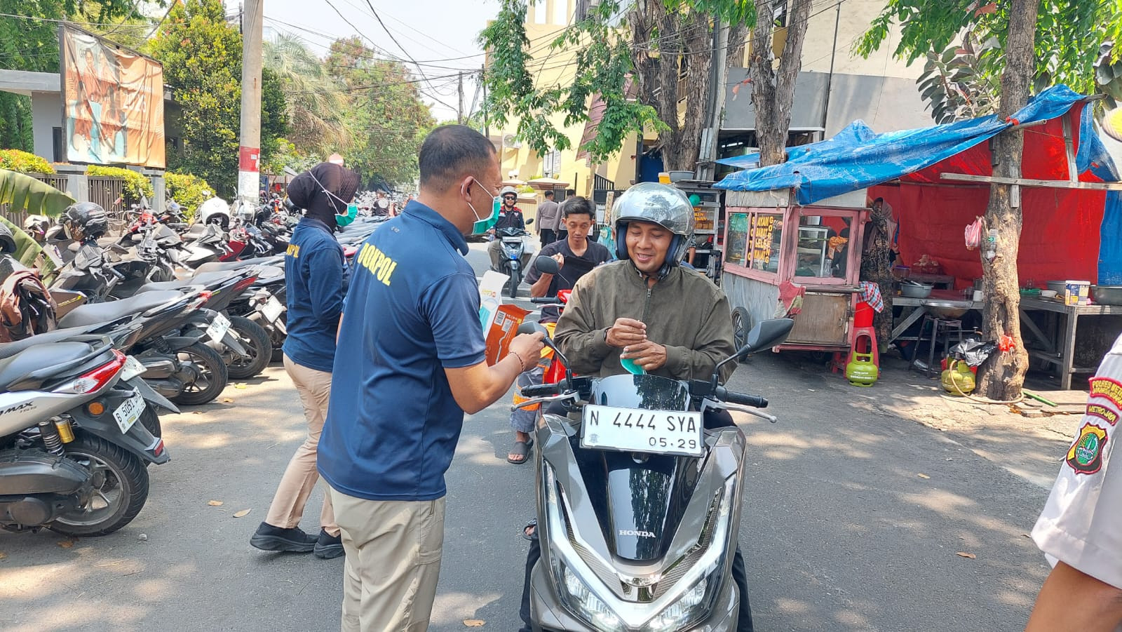 Polres Metro Jakarta Utara Bagikan Masker kepada Masyarakat, Antisipasi Dampak Erupsi Gunung Anak Krakatau