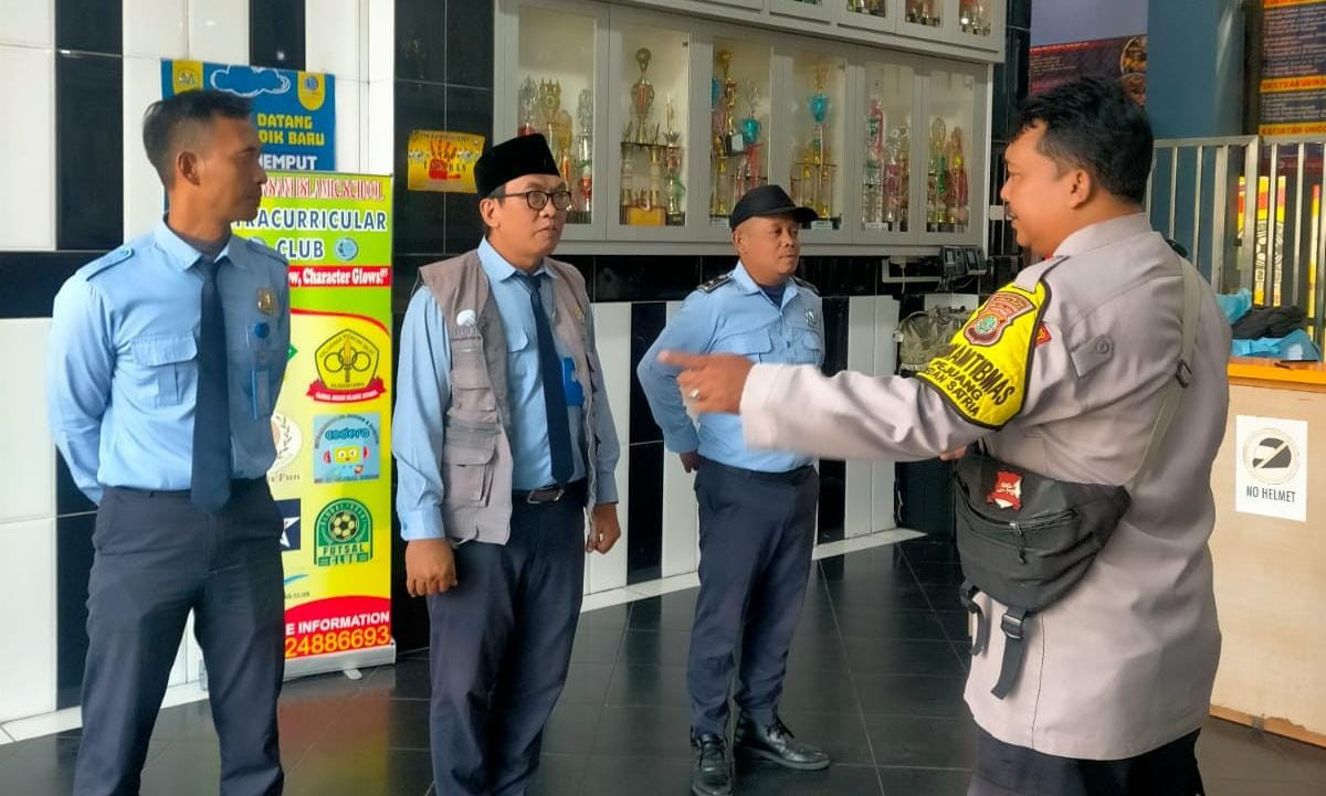 Bhabinkamtibmas Kelurahan Pejuang Aktif Laksanakan Patroli dan Pembinaan Warga Untuk Cegah Tindak Kriminalitas