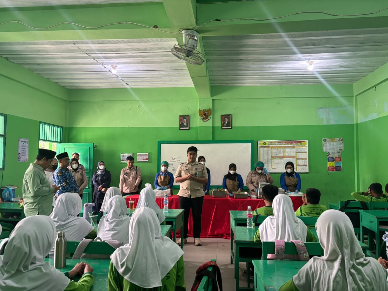 Polres Metro Jakarta Utara Uji Coba MBG Sistem Prasmanan di Siswa MI Nur At-Taqwa Bisa Ambil Makanan Sesuai Porsi